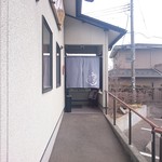 石臼挽き 手打蕎麦 みずき - お店の入口　手前は蕎麦打ちのお部屋の窓