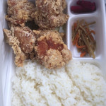 寺田商店 - から揚げアップ。付け合わせと比べると大きさがわかります。