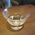 一保堂茶舗 喫茶室 嘉木 - お抹茶の前に出して頂いた白湯