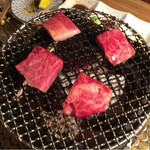 神戸牛焼肉 肉兵衛 - 七輪でじんわり焼く
