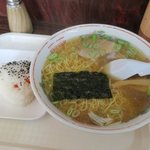 三重食堂 - 大盛りラーメン、筋子おにぎり自力セット（￥670）
