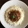 Chandos - 料理写真:ドーナッツ状のご飯の穴にはまったチキンカツのカレーソースまぶし
