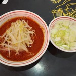 蒙古タンメン中本 - 半北極ラーメン（辛さ3倍）とトッピングのネギ