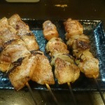 ぽんぽこたぬきのかくれ家 - 地鶏串・豚串(各350円)塩