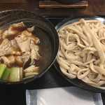 豚肉汁うどん黒・並盛り@950円