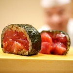 鮨 あらい - 鮪中太巻き（背景・新井氏）