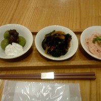 京都石塀小路豆ちゃ 有楽町 - よもぎぜんさい、揚げ那須と小松菜のピリ辛あん、たけのこの梅肉和え