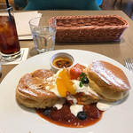 SUNNY PANCAKE - いちごオレンジソースとクリームブリュレのパンケーキとアールグレイのアイスティーです。