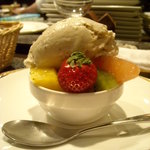 キャトルラパン - ◇デザート(ﾊﾟﾝﾅｺｯﾀとﾌﾙｰﾂの白ｺﾞﾏｱｲｽ）