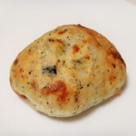 mugi - チーズ・オリーブ・バジルのパン。280円＋税