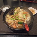 中国料理 王記 - 広東風野菜あんかけラーメン720円+半チャーハン100円