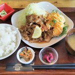 フルカワ食堂2 - ハーフ＆ハーフ定食(焼肉+エビあげ)￥９００円