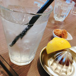 Sakai Kohi - 生レモンスカッシュ♪レモンを絞って入れます。甘みはなく、ガムシロが提供されましたが、使わなくても美味しい。