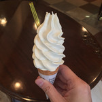 ジェラテリア アクオリーナ - マダガスカルバニラのジェラートソフト（630円）