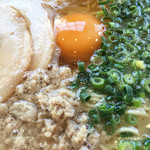 らーめん屋 鳳凛 - 生たまご(全卵)100円を追加すると、刻みチャーシューも付いてきます。