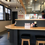 らーめん屋 鳳凛 - カウンター席。テーブル席もあります。