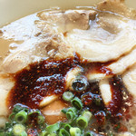 らーめん屋 鳳凛 - 全てのラーメンに特製の辛味ダレがかかっています。リクエスト出来るのは、麺の硬さ4段階と辛味ダレの量(あり or なし)だけです。