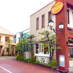 Karuche Ratan - 道路沿いには販売専門店、敷地の奥にはカフェがある店舗配置だ。
