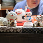 焼鶏館 - カウンターの小物が増えて来たな。オーナーの朝倉さんがチラリと見える。