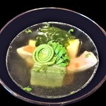 祇園もりわき - 『金目鯛、わかめ、木の芽、ヨモギ豆腐の椀』～!! 出汁がめちゃめちゃうま～な椀どすえぇ～♪( ^o^)ﾉ