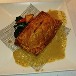 ビストロ　アギャット - ヒラメとポルチーニとサクラエビを包んだパイ