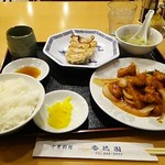 香徳園 - 酢豚定食864円 自家製餃子ハーフサイズ(4個)194円 