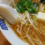 烏骨鶏ラーメン 龍 - 味噌バターラーメン。もやし、ねぎサイド