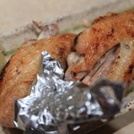 焼鶏館 - 塩焼きの大型手羽は美味い