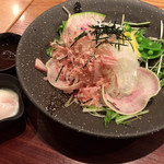 とうふ旬菜 心音 - 淡路島特産新玉葱のサラダ温玉添え