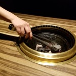 Yakiniku Gyuujin - 店員さんが炭を返してくれます