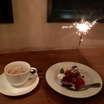 観山聴月 - デザートは席を移動して、外の見えるラウンジで…。花火付きのケーキにもびっくりしましたが…