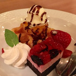 観山聴月 - ワッフルやクリームチーズケーキの盛り合わせ…♡