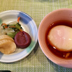 観山聴月 - 漬物と温玉もご飯の友ですね〜！！