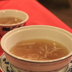 重慶飯店 - 　フカヒレとシイタケのスープ
