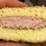 御菓子所　吉野屋 - いちごブッセの断面です