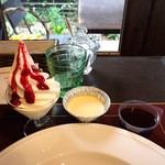 kafero-zuandoemu - 香川県産ソフトクリーム（ベリーソース）、プリン、コーヒーゼリー＠底はカフェオレゼリーで2層仕立て