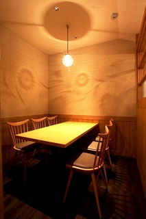 Uogashi Ryourizakoba - 【テーブル個室／4～6名様まで】シンプルかつ上質な雰囲気を楽しめる宴席空間