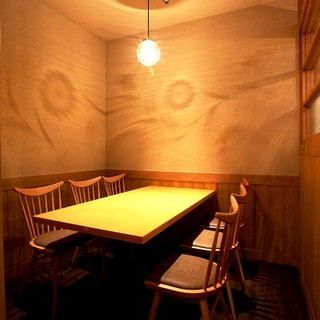 【テーブル個室／4～6名様まで】シンプルかつ上質な雰囲気を楽しめる宴席空間