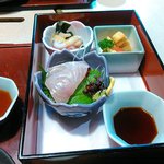 味愛おか半 - 刺身や小鉢もついています。