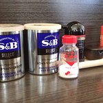 ラーメン ふくや - 卓上配備；胡椒(B&W)/食卓塩/正油だれ/卸大蒜/一味唐辛子 @2017/04/01