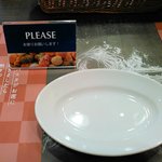 Kamakura Pasuta - パン取り皿と「パンはもうストップ」のふだ。立てている間、パンを持ってきてくれます。