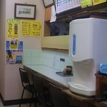 カレーハウスデリー - 店内 BGMは、昭和歌謡です！
