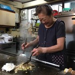 Okonomiyaki Yoshino - 味の秘密はこの笑顔