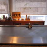Kira Ginza - 簡素で美しいカウンターから鉄板を見る