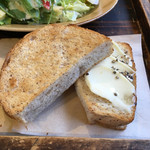 CAFE M - 胚芽パン
                                クリームチーズとハニーペッパーのせ
