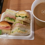 Michiguchipakingueriakudarisemmotenasu - 売店で買ったサンドイッチとコーヒー