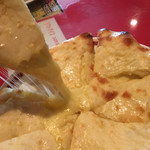 アーチャーラ - チーズナンのチーズはたっぷり。