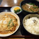 そば処しなの - で、今回はガッツリ食べたかったので、カツとじ定食にしました。 麺類はそばとうどんからチョイスできます。 私は、勿論、そばにしましたよ。 だって、表にちゃんと書いていましたもんね。 そば処 しな