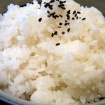 そば処しなの - ご飯です。 程よい硬さで、美味しかったです。 カツをご飯の上に乗っけて、玉子も乗っけて、出汁をちょっと掛けて食べちゃいます。 自家製カツ丼の出来上がりです。 いい感じで食べれましたよ。