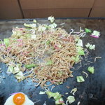 Yoshida Okonomiyaki - 焼ソバ大盛り 製造中